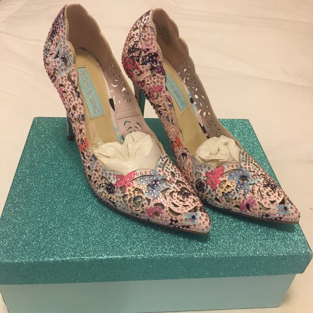 ☆ NWT ☆ Betsy Johnson Elsa Heels